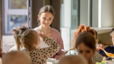 Erzieherin beobachtet Kindergartenkinder 