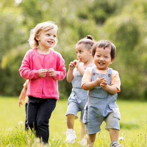 Wichtel Akademie spielende Kinder Garten