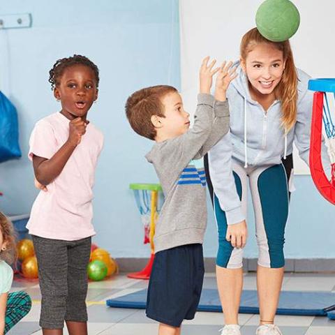 Glückliche Kinder sind in Bewegung