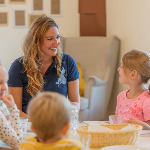 Erzieherin baut zu Kindergartenkind Beziehung auf