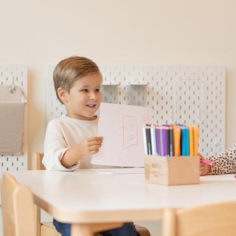 Vorschulkinder malen zusammen am Tisch