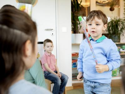 Junge spielt in der Kita mit Kindergartenkindern