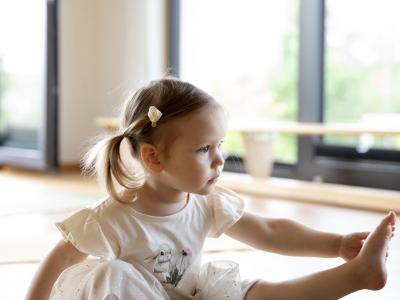 Kitakind macht Yoga auf Yogamatte