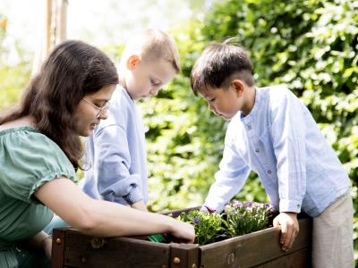 Kinder lernen in der Kita Flora und Fauna kennen