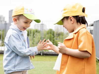 Kindergartenkinder spielen miteinander im Kita-Garten