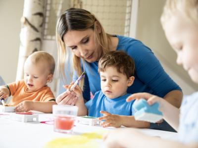 Krippenkinder malen mit Ressourcen schonenden Materialien