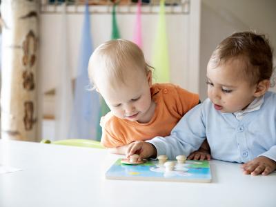 Krippenkinder puzzeln zusammen