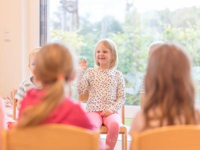 Kindergartenkind sitzt im Stuhlkreis 