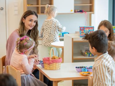 Erzieherin mit Kindergartenkindern im Gruppenraum