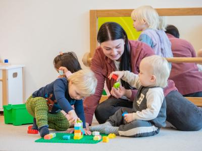 Erzieherin begleitet die Kinder beim motorischen Lernen