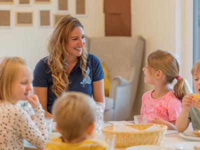 Erzieherin baut zu Kindergartenkind Beziehung auf