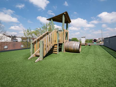 Dachterrase mit Spielplatz