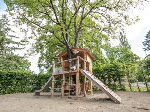 Kindergarten mit Klettergerüst und Rutsche in Hadern Süd