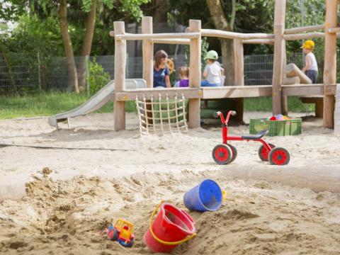 Großer Garten mit Sandkasten in der Wichtel Akademie Nymphenburg