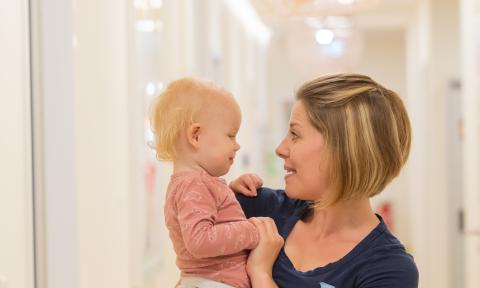 Erzieherin mit Krippenkind bei der Eingewöhnung