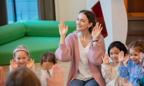 Erzieherin mit Kindern im Morgenkreis