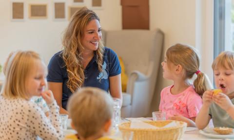 Erzieherin baut zu Kindergartenkind Beziehung auf