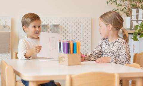 Vorschulkinder malen zusammen am Tisch